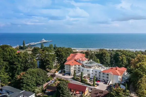 Groot gebouw met een pier op de achtergrond.