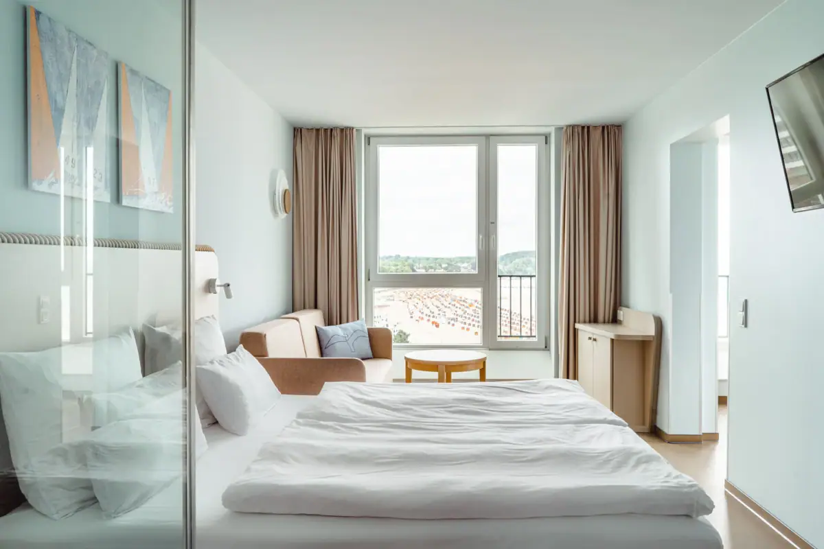 Slaapkamer Suite Een kamer met een bed, een stoel en een tafel.