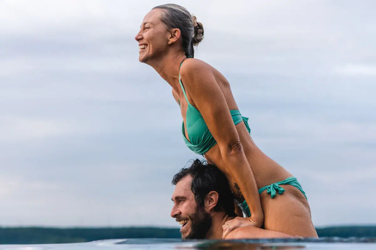 Een man en een vrouw in het zwembad.