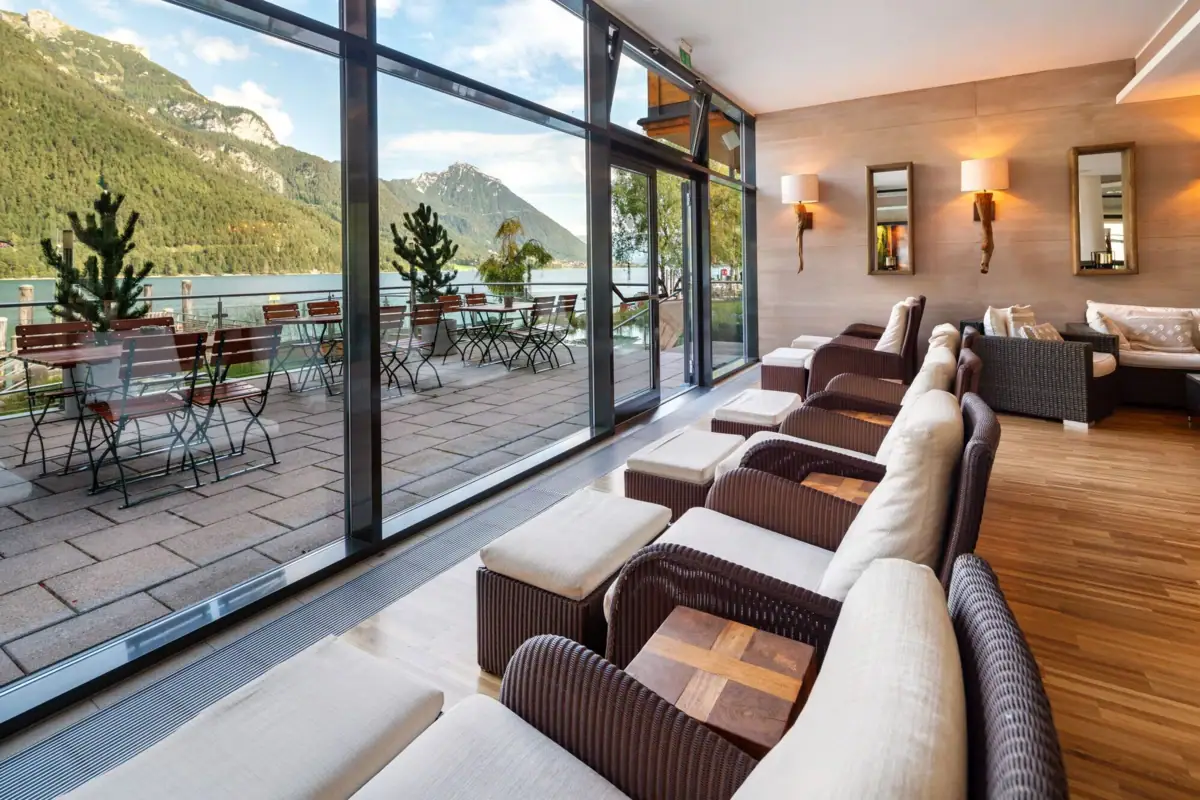 Uitzicht vanaf de SPA Een kamer met tafels en stoelen met uitzicht op de bergen.