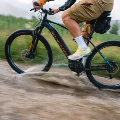 Mountainbike Iemand fietst door een plas.