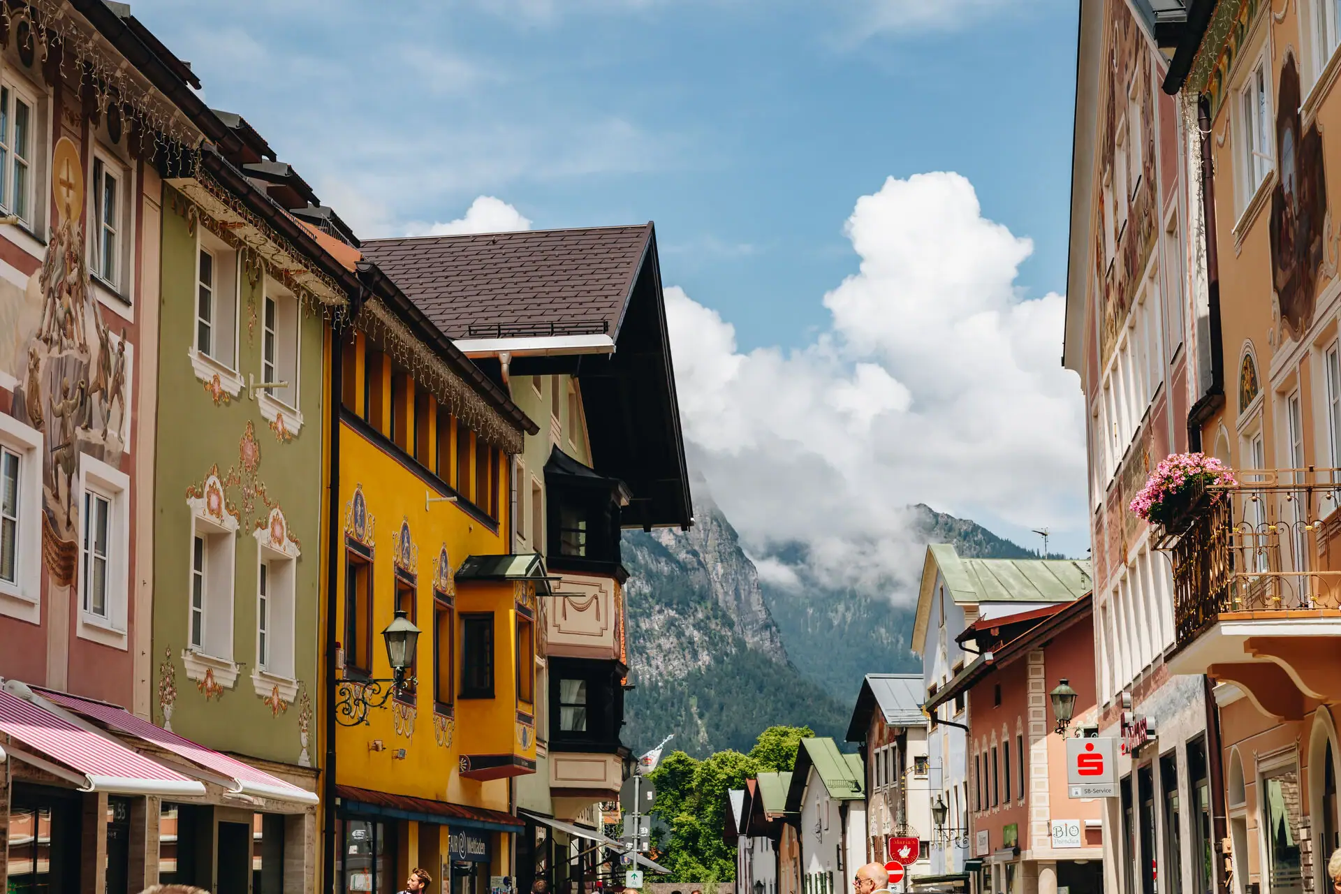 Garmisch-Partenkirchen Weg met gebouwen en bergen op de achtergrond.