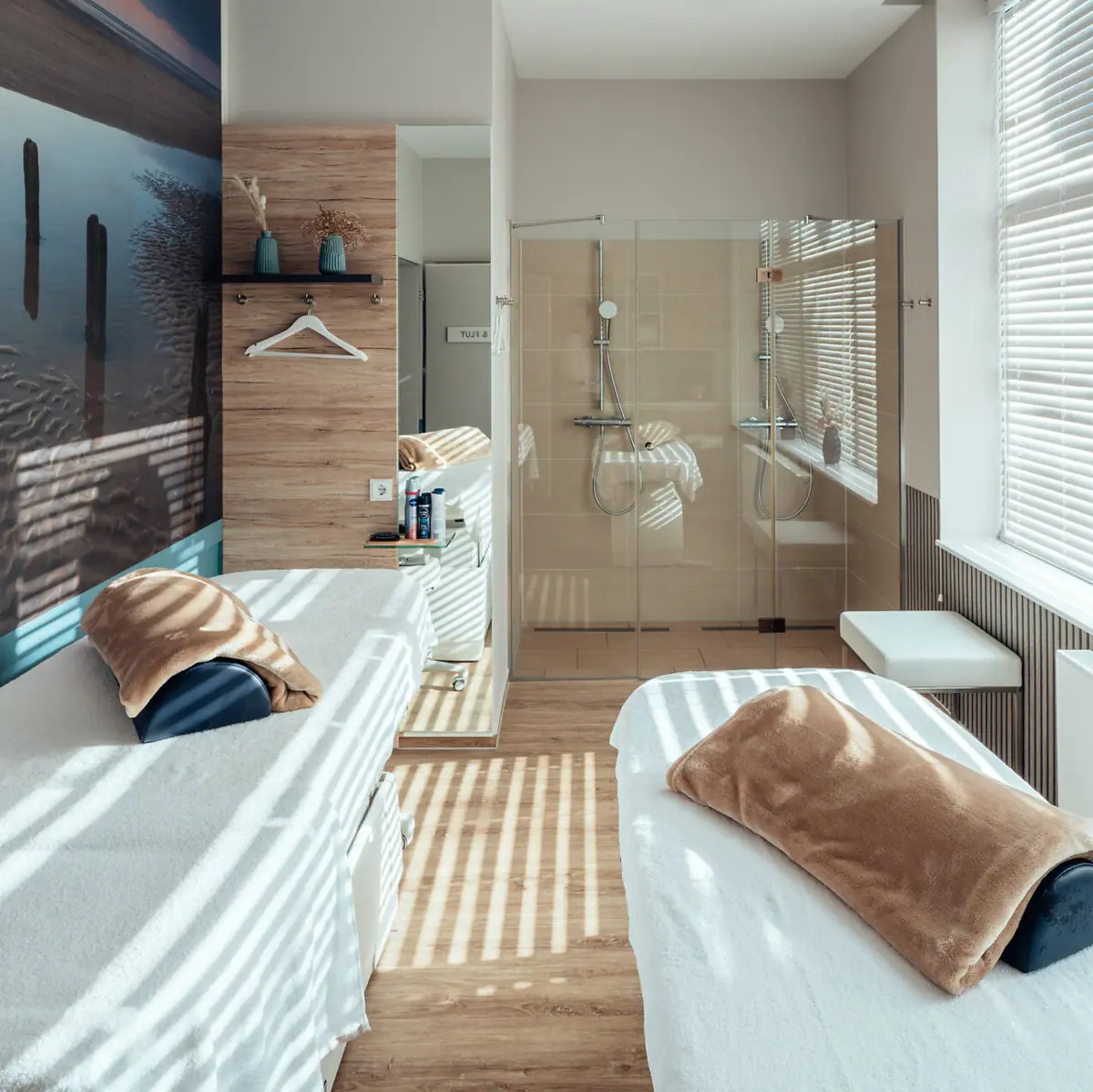 Een kamer met twee bedden en een douche.