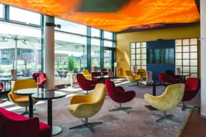 Ein Raum mit Stühlen und Tischen.