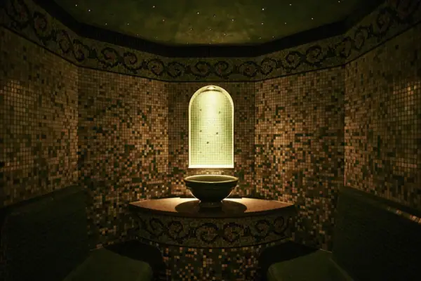 Stoombad Een stoombad met wastafel en banken.