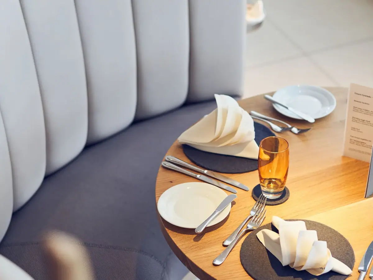 Een tafel met borden en bestek.