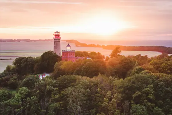 Een vuurtoren midden in een bos.