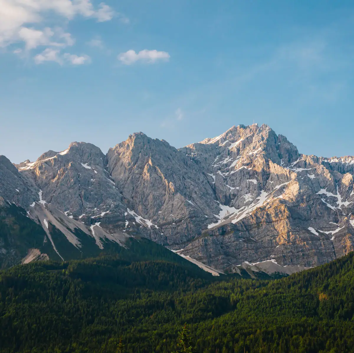 Zugspitze Bergketen met bomen en blauwe lucht