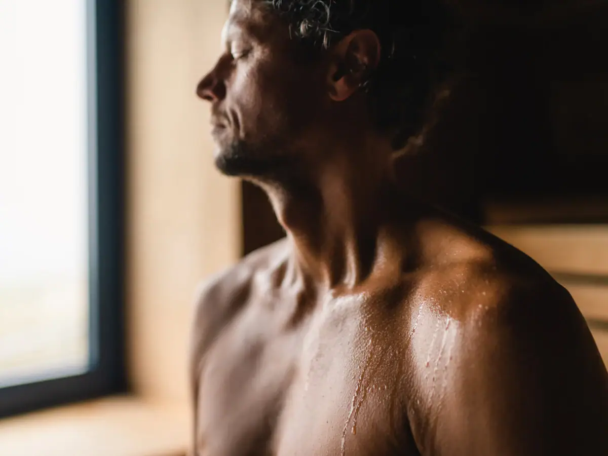 Een man met nat haar.