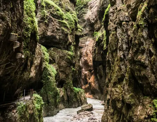 Partnach Klamm Rivier tussen rotsen in een natuurlijke omgeving