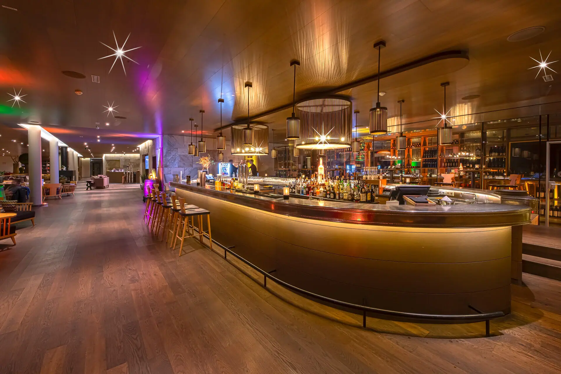 Bar Werfenweng Een bar met een toonbank en krukken.