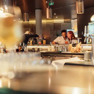 Een man en een vrouw in een bar.