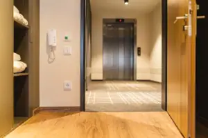 Mindervalide kamer Een lift met een liftdeur in een binnenkamer.