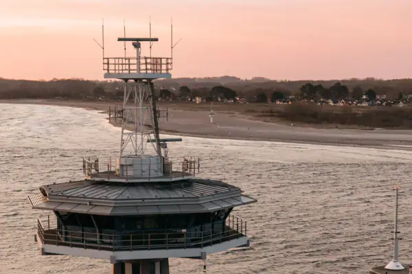 De top van de toren op de Priwall in Travemünde met de zee op de achtergrond.