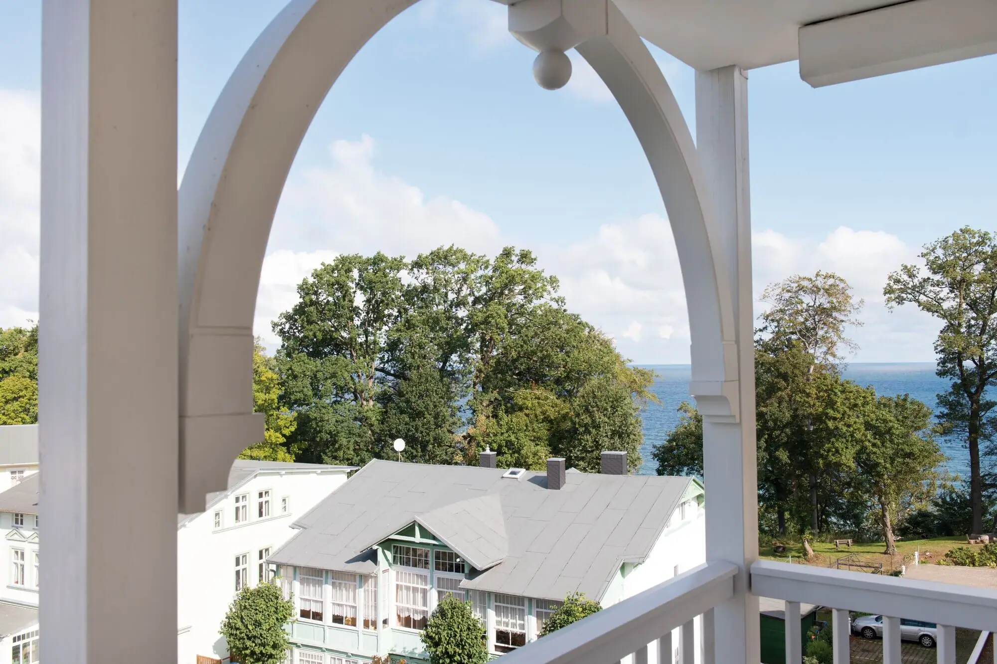 Outlook-suite Uitzicht vanaf een balkon van een huis buiten.