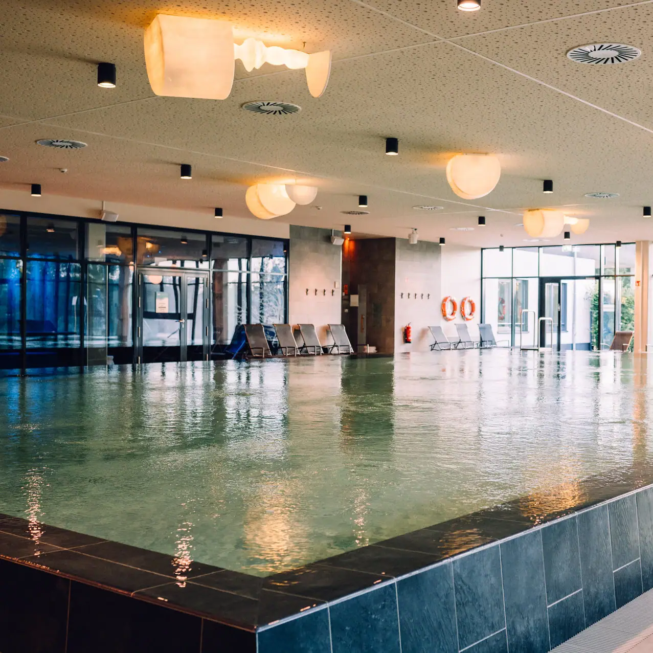 Dag SPA bij de aja Bad Saarow Groot binnenzwembad met verlichting