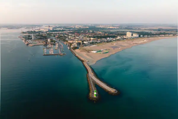 Luchtfoto van een strand en een stad aan zee.