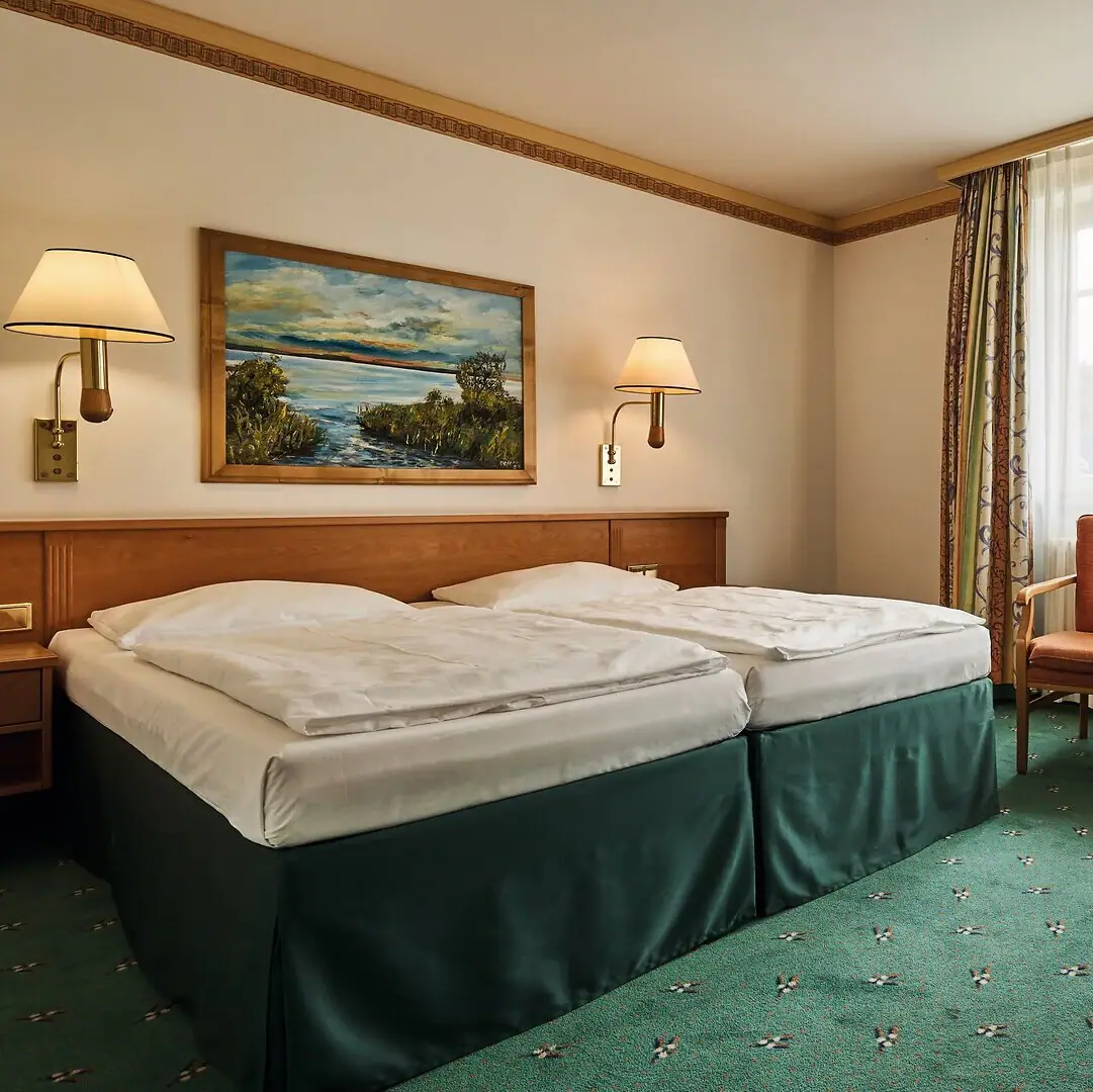 Een kamer met een bed en een stoel.