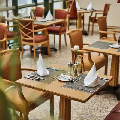 Een gedekte tafel voor een maaltijd.