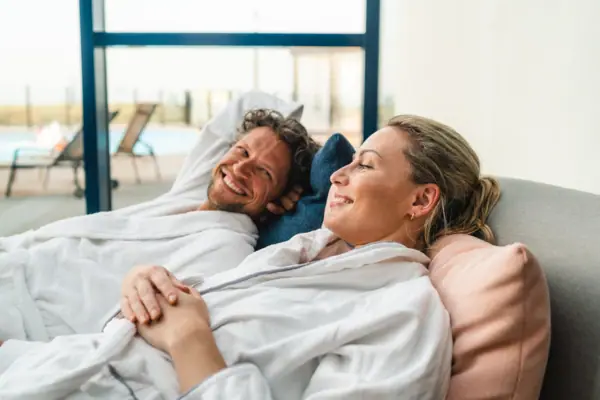 Warnemünde SPA Een man en een vrouw liggen in hun badjassen in de spa.