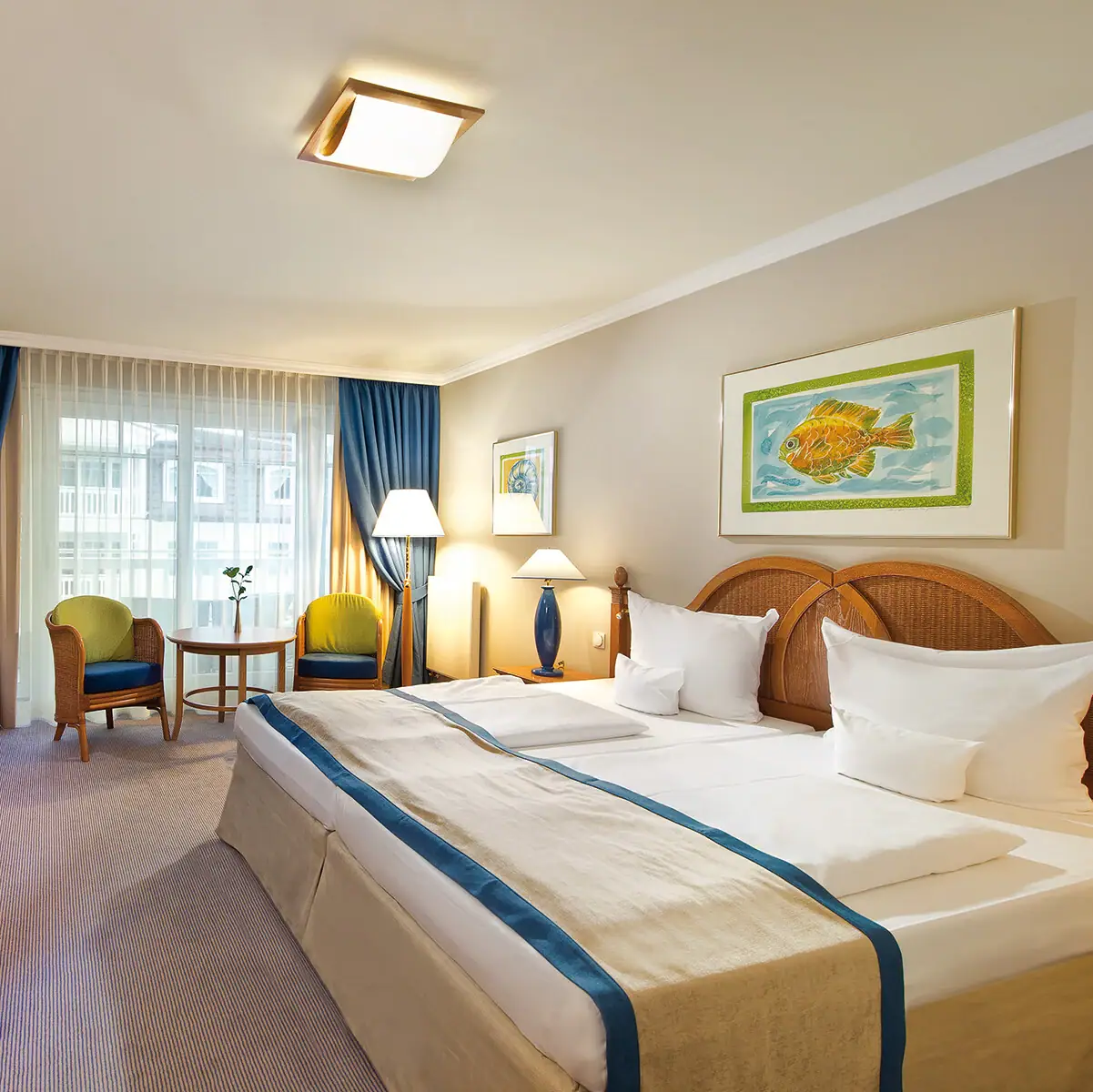 Hotelkamer met een bed en een bureau.