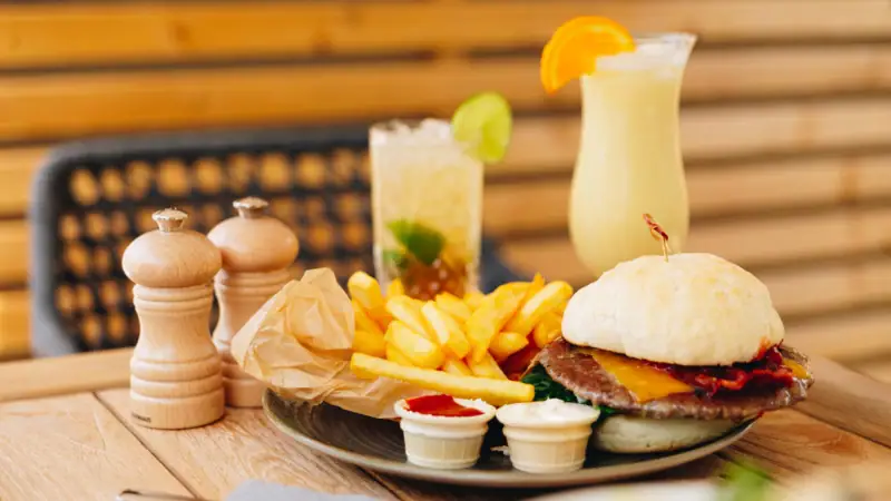 Bar eten Een bord fastfood op tafel.