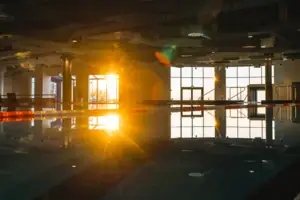 Ein großer Raum mit einem Pool und einem großen Fenster.