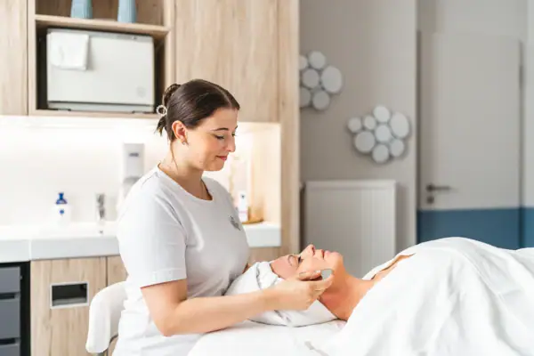 Een vrouw krijgt een gezichtsmassage.