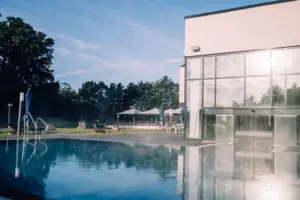 Een waterbassin voor een gebouw.