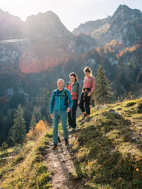 Wandelen Een groep mensen wandelt op een berg.