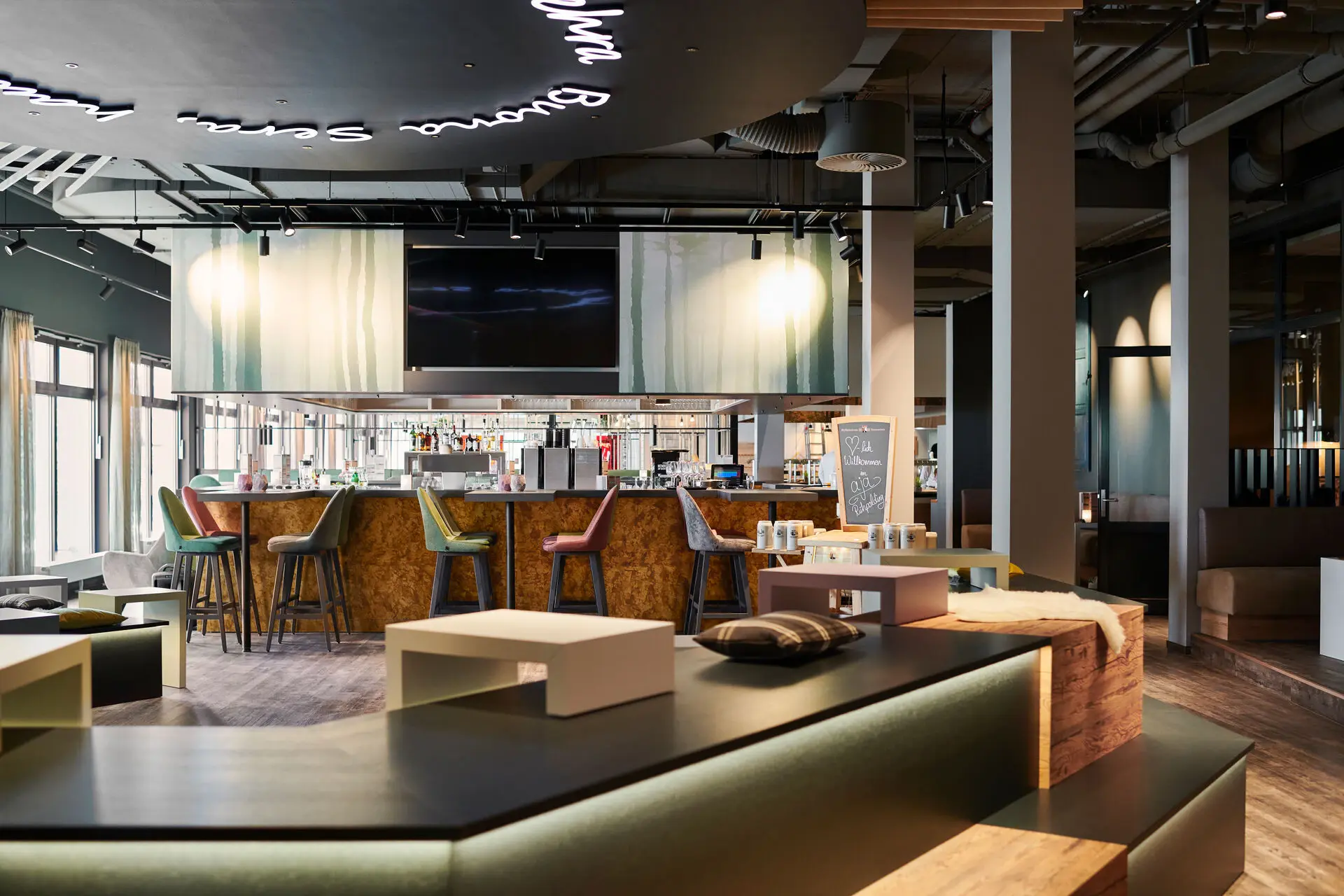 Een bar met televisie en barkrukken.