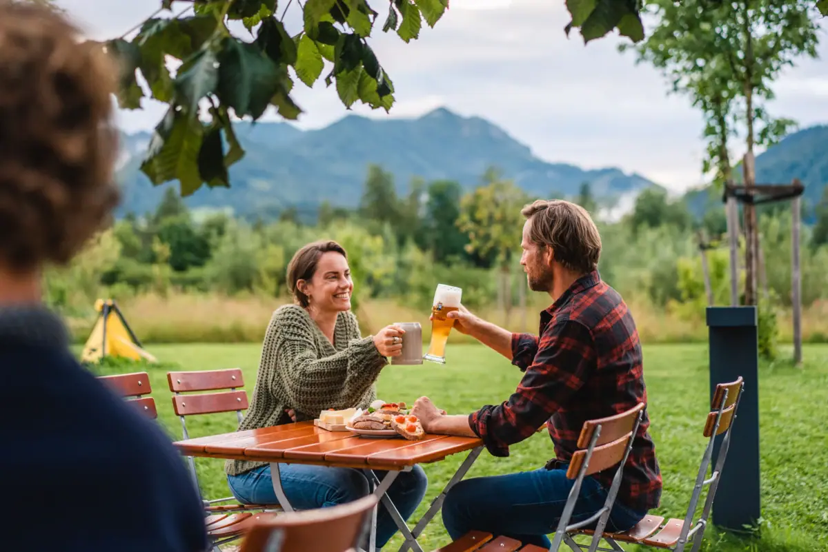aja Bar Ruhpolding met biertuin Een man en een vrouw zitten in de biertuin bij aja Ruhpolding.