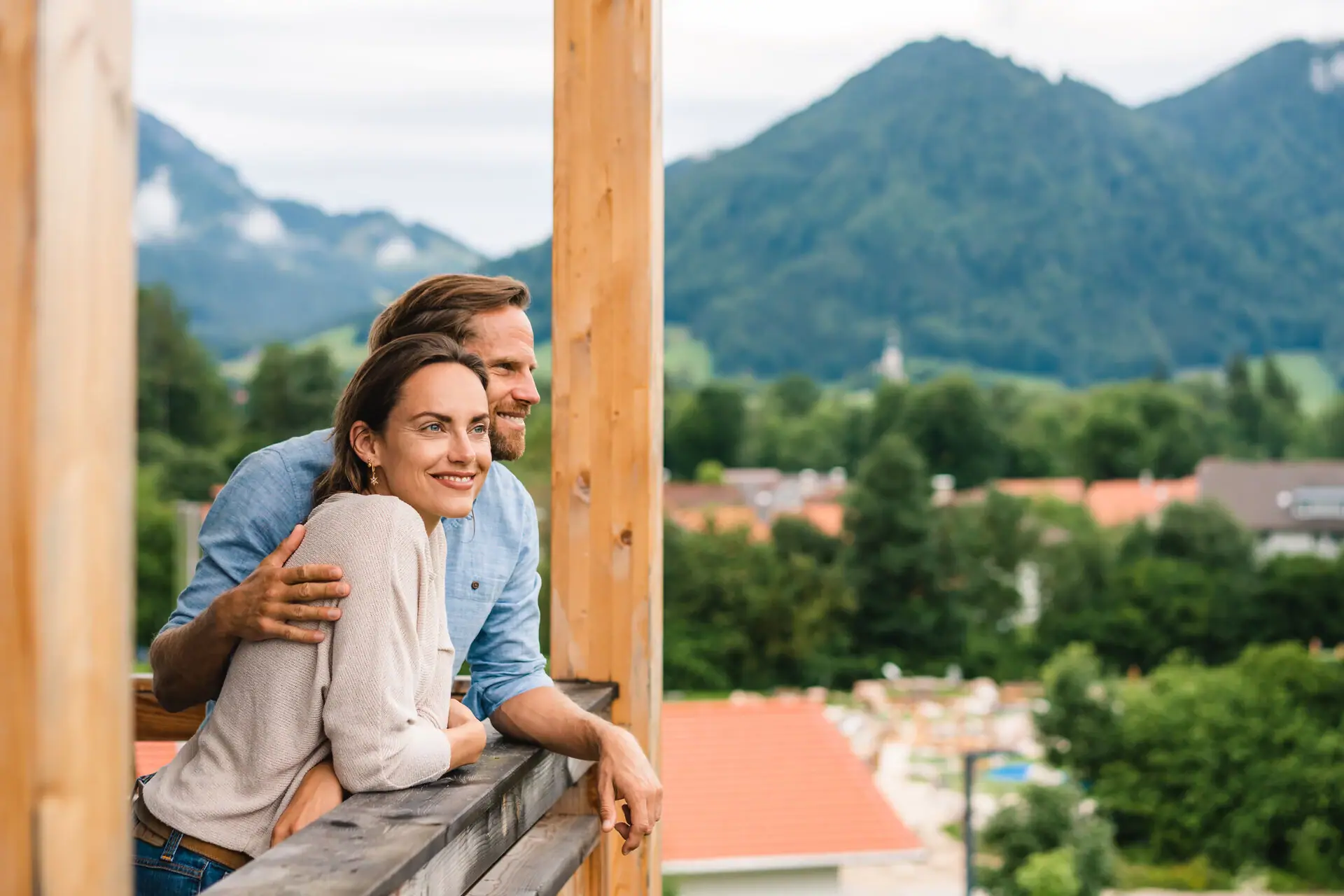 Balkon Ruhpolding Een man en een vrouw leunen buiten tegen een reling.