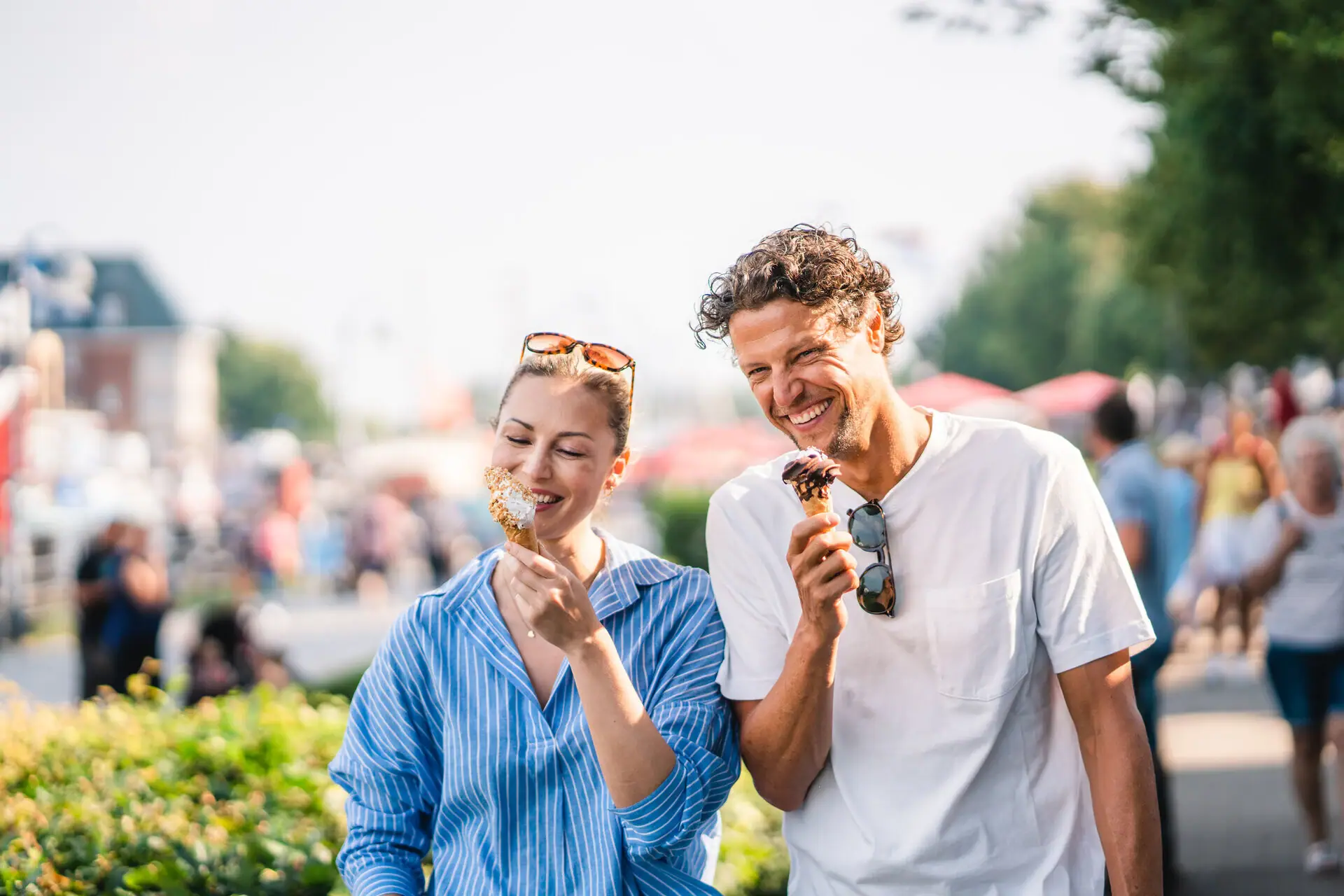 Een man en een vrouw die ijs eten.