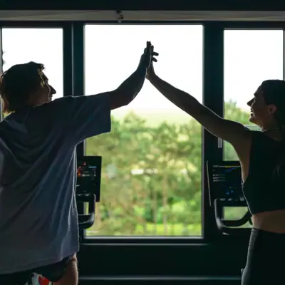 Fitness Een man en een vrouw geven elkaar een high five.