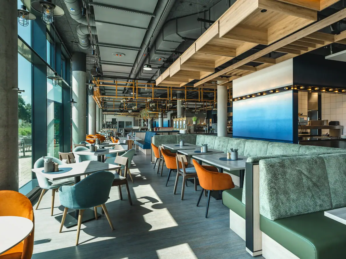 Een restaurant met tafels en stoelen.