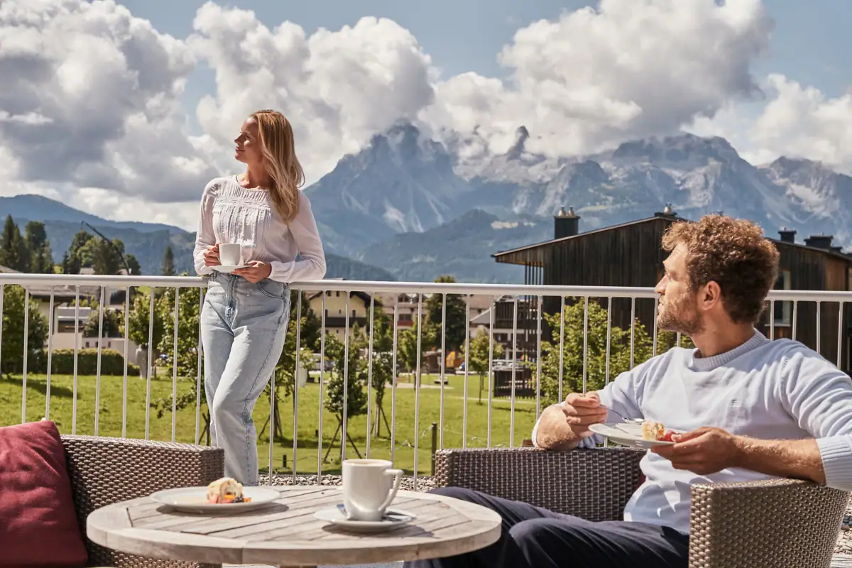 Een man en een vrouw op een balkon.