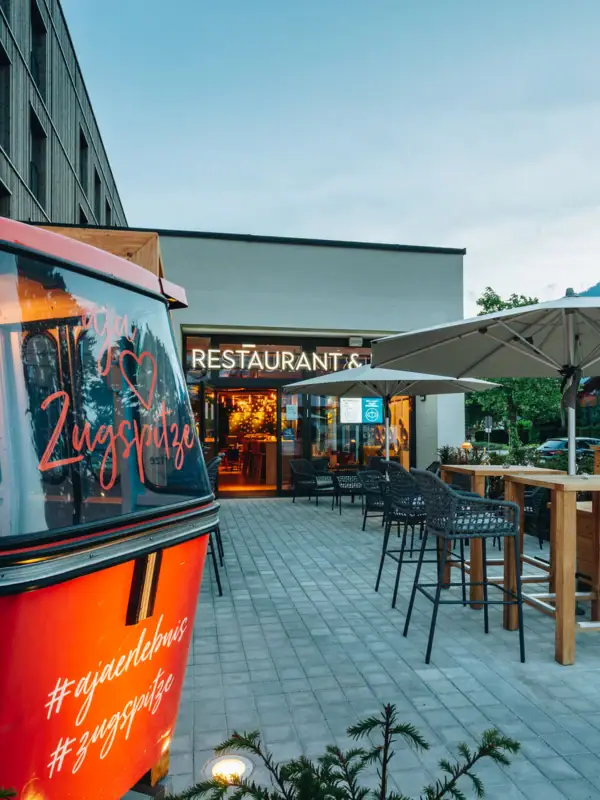 Gondel Een rode gondel met een rood bord erop.