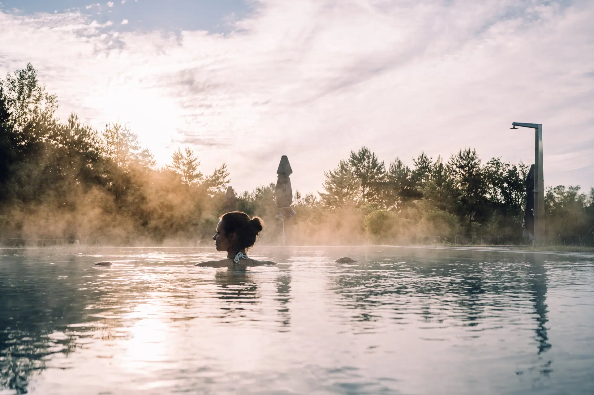 Buitenzwembad Een vrouw in het water.