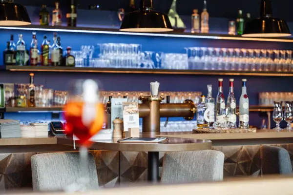 Eine Bar mit Tisch und Stühlen.