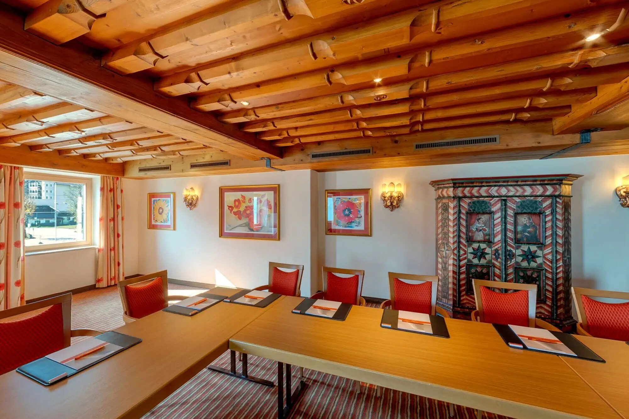 Conferentieruimte Vergaderruimte met tafels en stoelen.