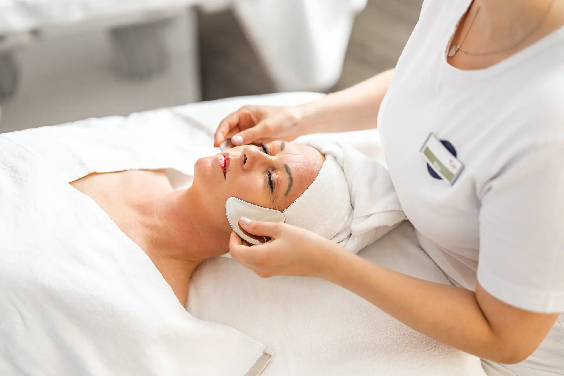 Een vrouw krijgt een gezichtsmassage.