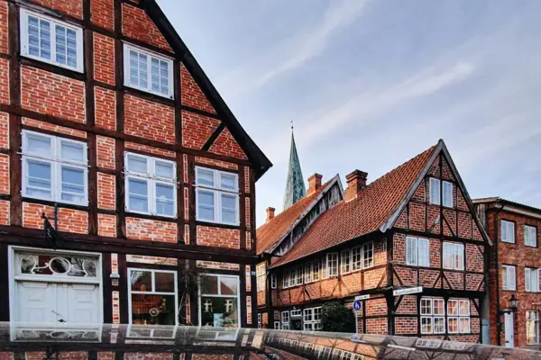 Spiegeling van een gebouw in een plas