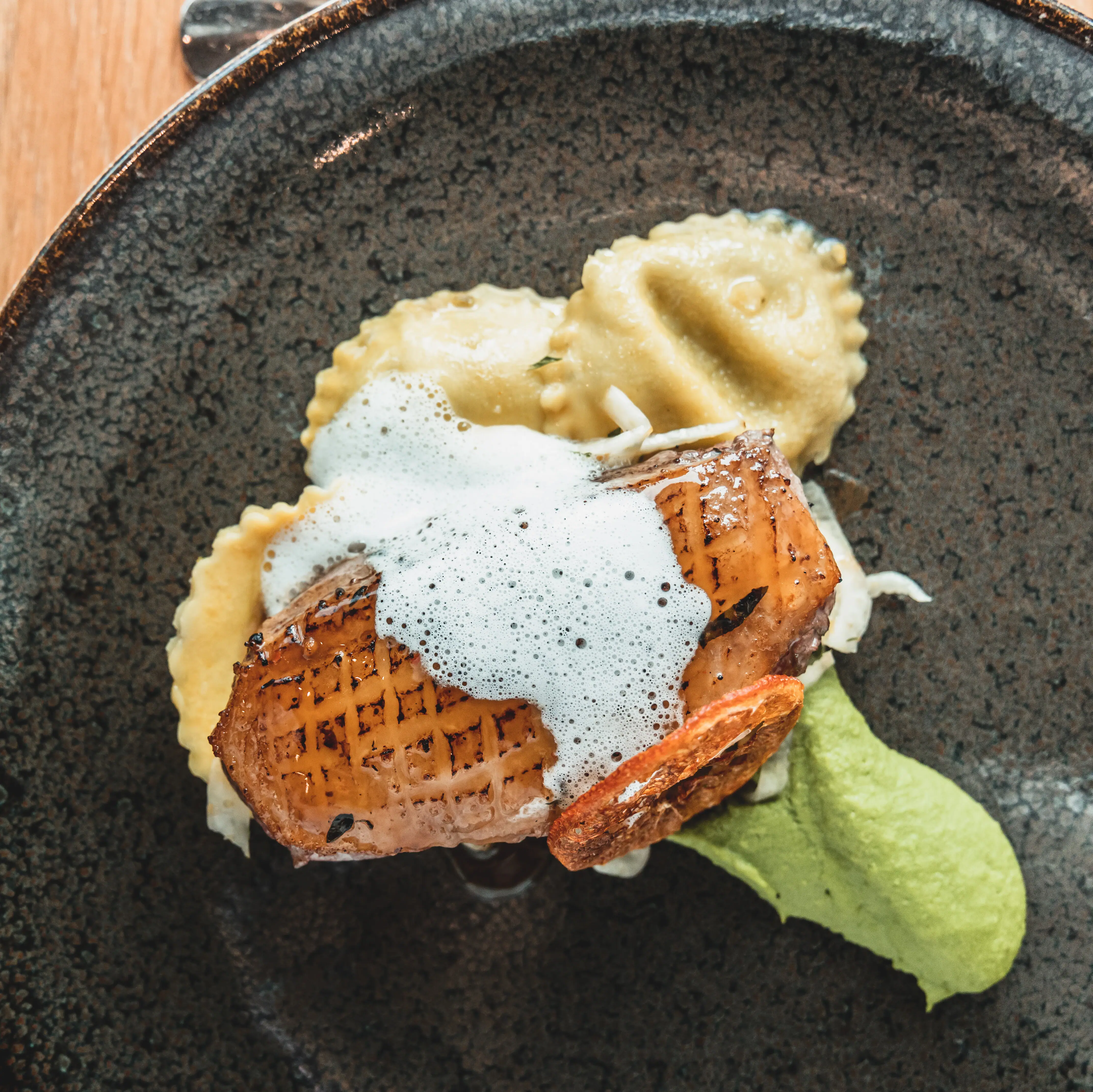 Bord met pasta Een bord met eten, vork en mes.