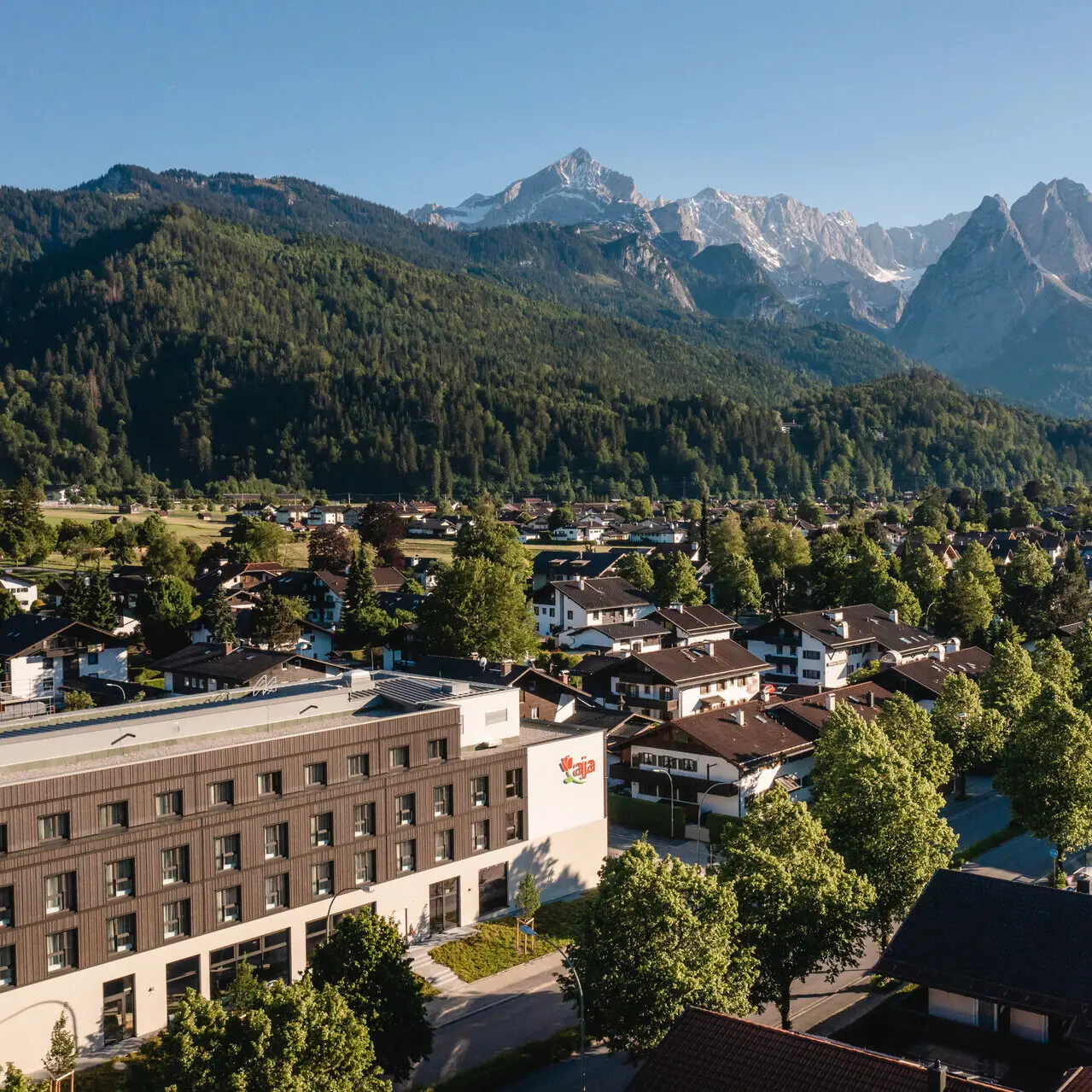 aja Garmisch-Partenkirchen De aja Garmisch-Partenkirchen met bomen en bergen op de achtergrond.