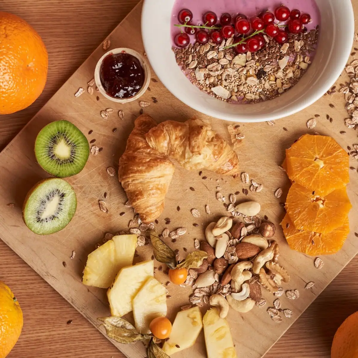Ontbijt Bord met fruit en noten op een houten ondergrond