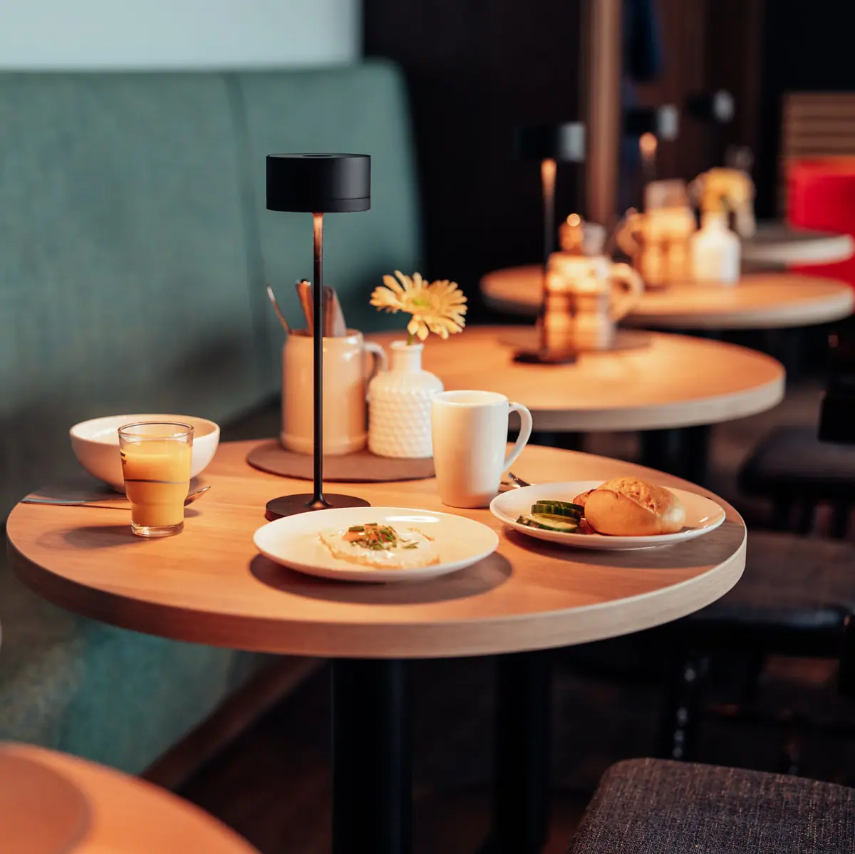 Een tafel met borden eten en drankjes.