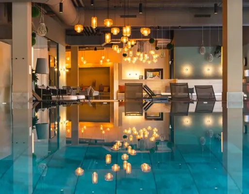 Overdekt zwembad Een zwembad met verlichting.