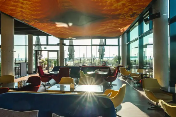 Bar met zitplaatsen Een kamer met tafels en stoelen.