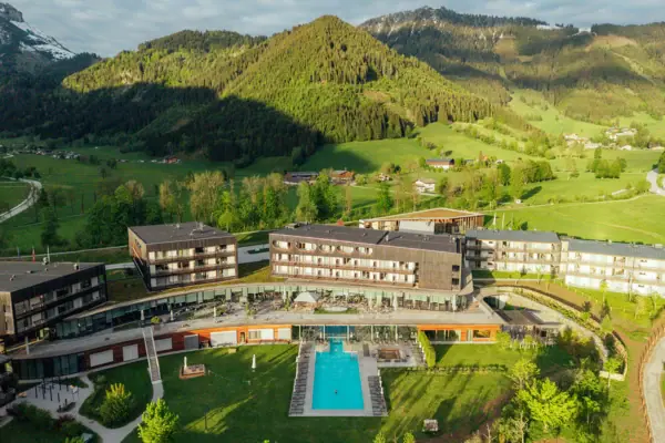 Hotel met zwembad midden in een groen veld